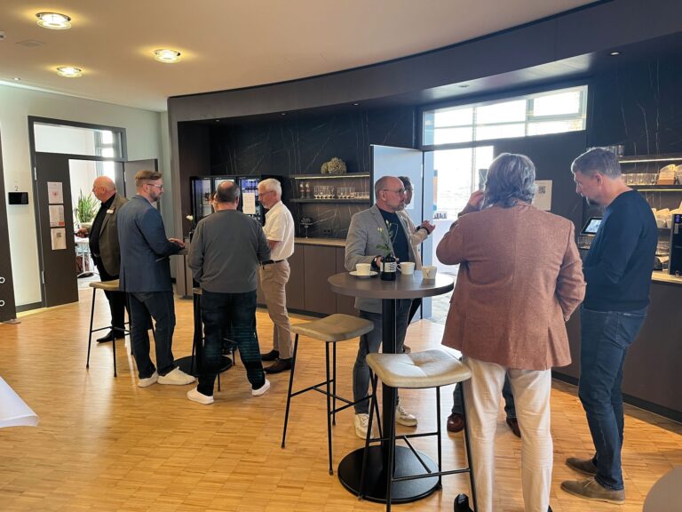 Informeller Austausch in den Pausen des Kundentags (Foto: Redaktion)