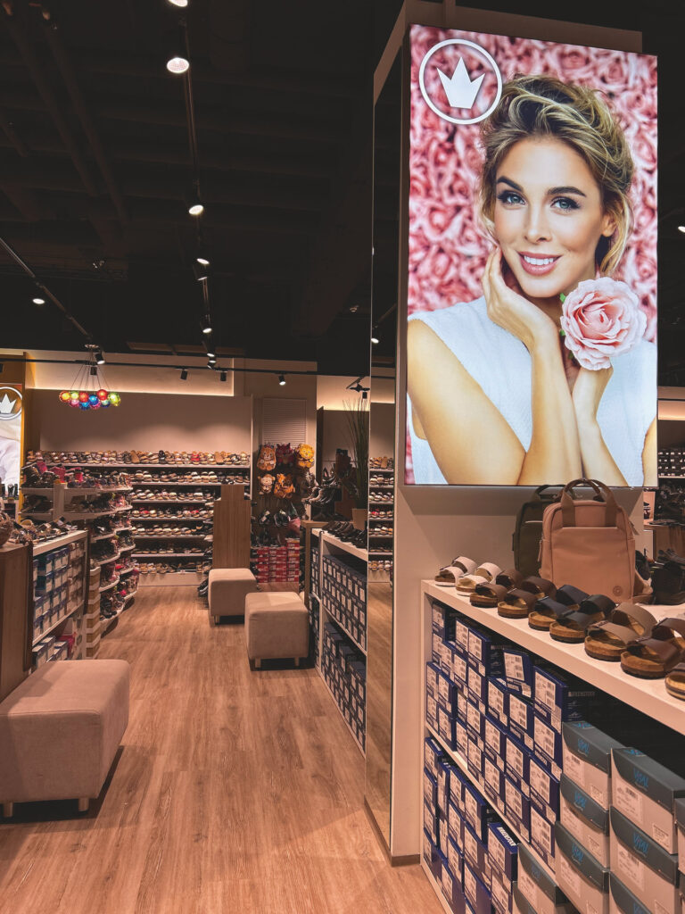 Viele Schuhe und doch eine warme, moderne
Atmosphäre prägen das Ambiente. (Foto: Redaktion)