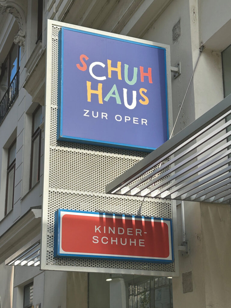 Anlaufstelle für Eltern
im Herzen von Wien. Das
Schuhhaus zur Oper lockt mit vielen Marken. (Foto: Redaktion) 