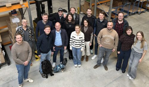 Der Kreis Junger Unternehmer war zu Gast bei Majo Schuhe. Mit im Bild: Die Familienhunde Alice und Emil. (Foto: SABU)