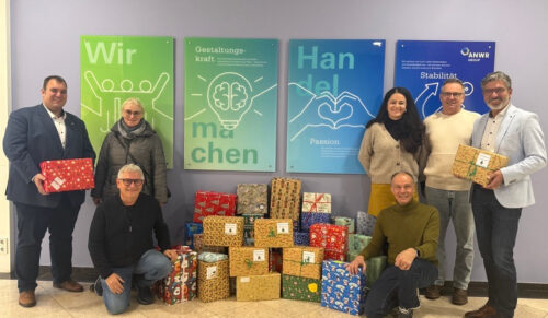 v.l.n.r. - hinten - Frank Simon (Bürgermeister Gemeinde Mainhausen); Claudia Ziegener-Schwarz.; Natalya Jaritz; Gerald Unger & Frank Schuffelen (CEO der ANWR GROUP eG) v.l.n.r. - knieend - Michael Gelbke & Thomas Weil (Foto: ANWR)