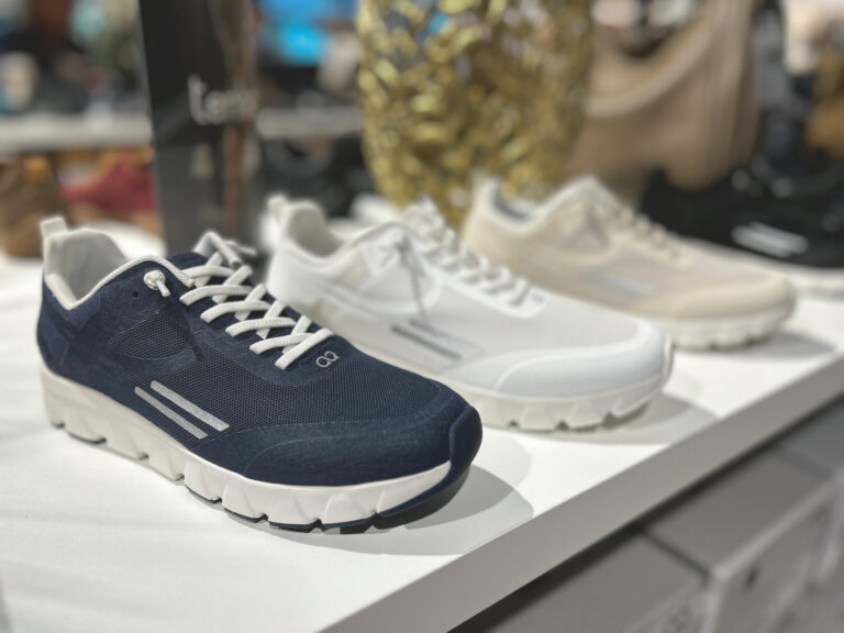Neben eleganteren Schuhen finden sich auch viele sportive
Styles im Sortiment. (Foto: Regina Schuh)