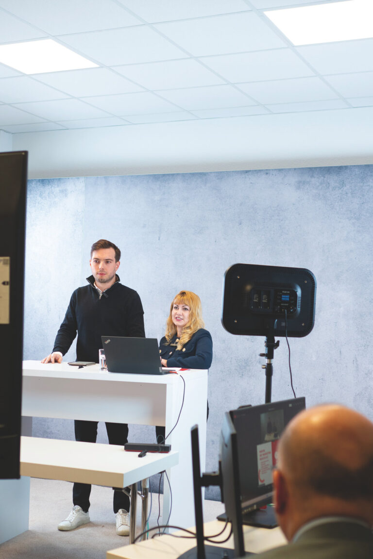 David Adam und Lisa Weinrank erläuterten
den 360-Grad-Marketing-Ansatz des SABU. (Foto: SABU)