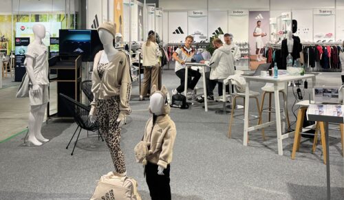 Auch Modelle von Marken wie Adidas und Nike konnten auf der Messe geordert werden. (Foto: Redaktion)