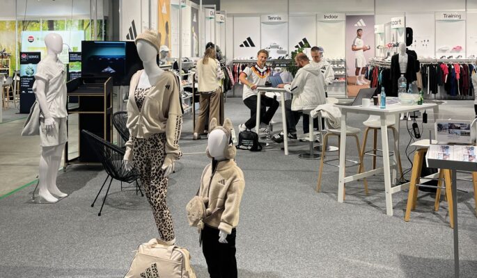 Auch Modelle von Marken wie Adidas und Nike konnten auf der Messe geordert werden. (Foto: Redaktion)
