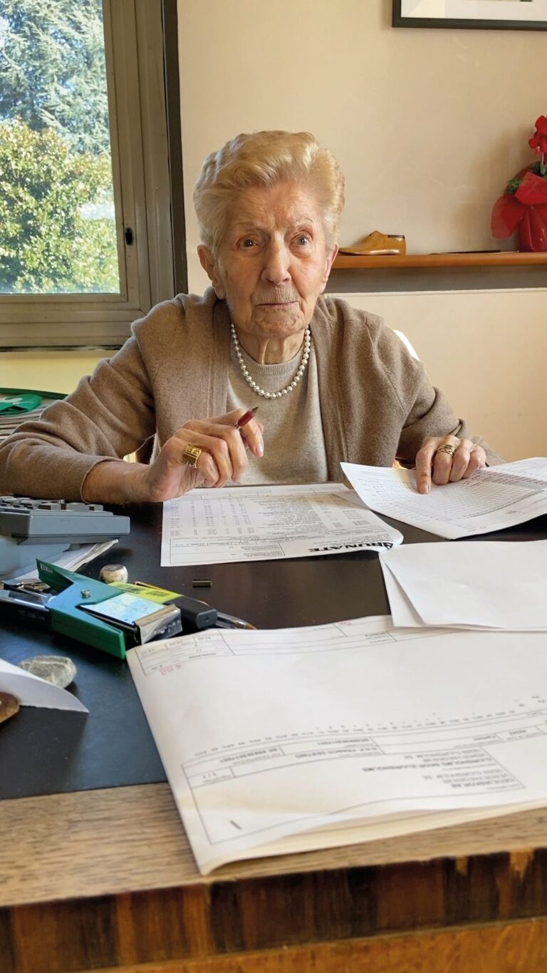 „Rechnungen müssen überprüft werden“ – eine der Aufgaben der Seniorin. (Foto: Brunate)