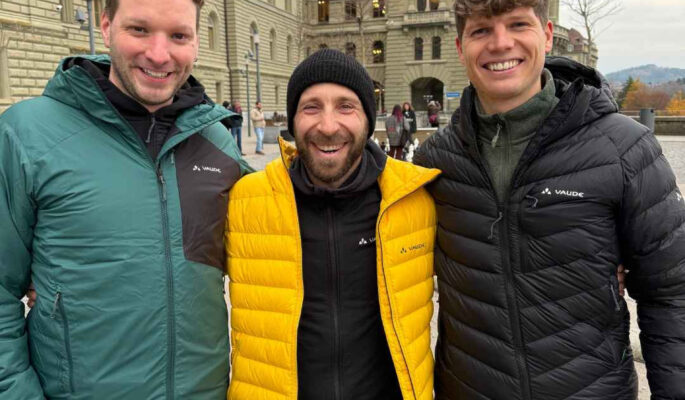 Manfred Meindl (mitte) mit den Vaude-Schweiz-Außendienstmitarbeitern Julian Gautschi (rechts) und Samuel Roth (links) (Foto: Vaude)