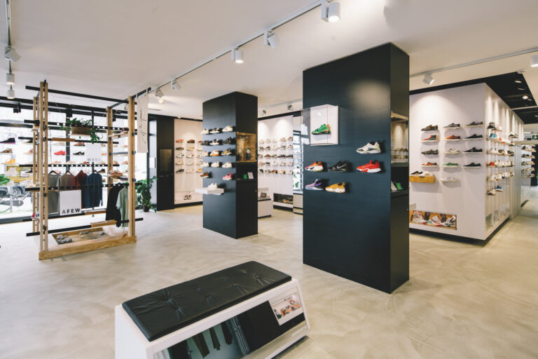 Im Düsseldorfer Store Afew wartet man auf „die ‚The Next Big Thing-
Silhouette‘, die eine neue Ära prägt“. (Foto:  Afew/Redbeard Interior)