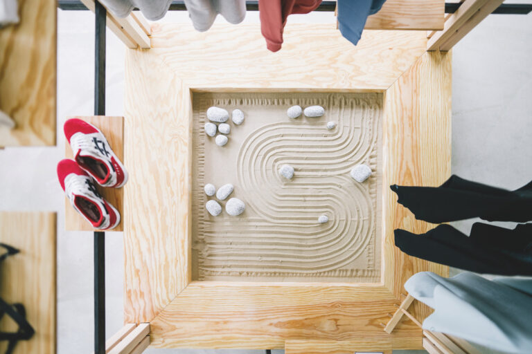 Mit immer neuen Design-Elementen wie einem Zen-Garten bindet Afew seine Kunden über die Produkte hinaus. (Foto: : Afew/Redbeard Interior)