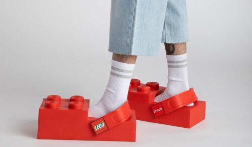 Echte Hingucker: die Schuhe der Crocs/Lego-Kollaboration (Foto: Lego)