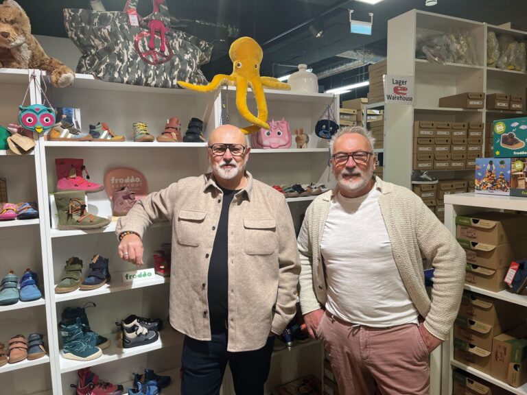 Inhaber Wilhelm Streb (links) führt den Barefoot Shop Cologne mit seinem Mann Udo Paschert. (Foto: Redaktion)
