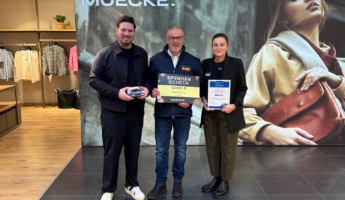 Muecke Geschäftsführer Felix Schmuck und Store-Managerin Sylvia Besenecker überreichen den Scheck an den ASB Wünschewagen. (Foto: Muecke)