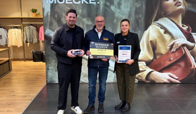 Muecke Geschäftsführer Felix Schmuck und Store-Managerin Sylvia Besenecker überreichen den Scheck an den ASB Wünschewagen. (Foto: Muecke)