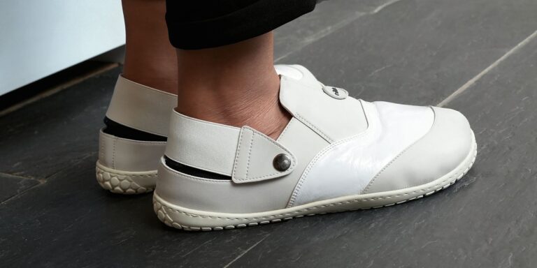 Dank des Fersenteils bieten die Schuhe denselben Halt wie geschlossene Modelle. (Foto: Nibo)