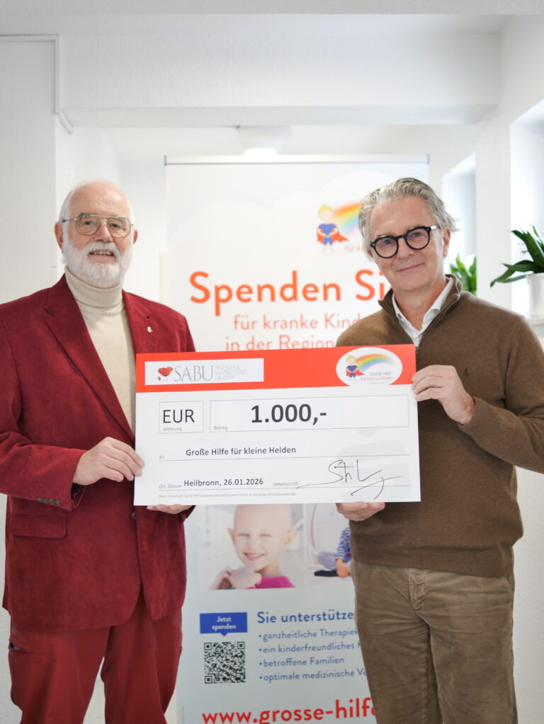 Hans Hambücher und Stephan Krug bei der Spendenübergabe im „Heldenhaus“ (Foto: SABU)
