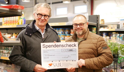 Stephan Krug und Marco Schönberger bei der Spendenübergang im Tafelladen (Foto: SABU)