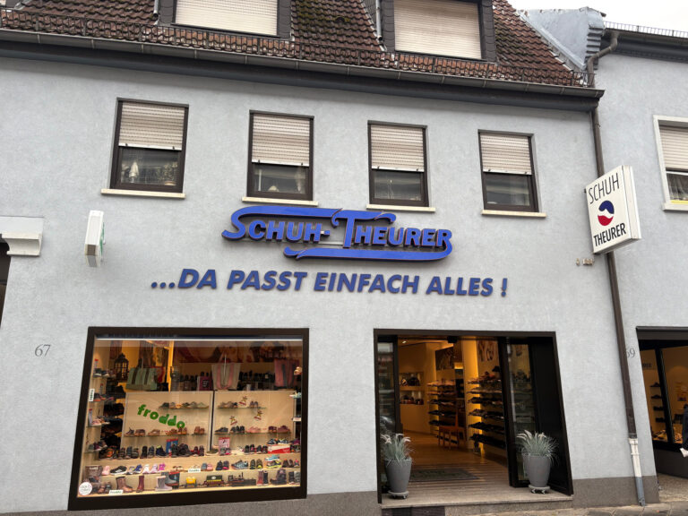 Großzügige Schaufensterfront in Mannheim-Seckenheim (Foto: Schuh-Theurer)