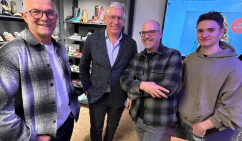 (v.l.n.r.): Sigfried Kreitl, Area Sales Manager bei Skechers, Andreas Mayer, Geschäftsführer der ANWR Austria, Bert und Christopher Laner von Laner Schuhe (Foto: ANWR-Garant Austria)