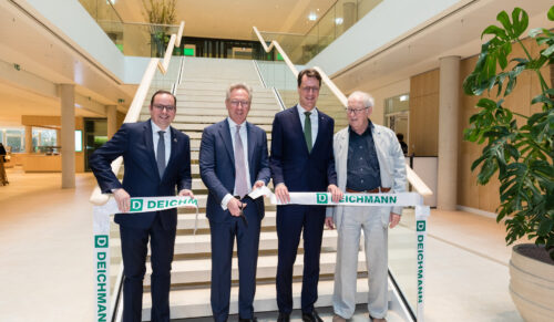 Feierliche Eröffnung des Deichmann-Campus. Von links: Thomas Kufen (Oberbürgermeister von Essen), Heinrich Deichmann (Vorsitzender des Verwaltungsrates der Deichmann SE, Hendrik Wüst (Ministerpräsident von Nordrhein-Westfalen) und Volkwin Marg (Architekt von GMP) (Foto: Deichmann SE/Rüdiger Fessel)