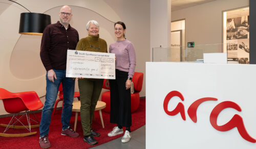 Ara-CFO Sascha Müller und Personalleiterin Franziska Thoenissen bei der Spendenübergabe an die Langenfelder Kinderherzhilfe. (Foto: Ara)