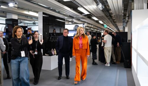 Frauke Ludowig bei ihrem Rundgang über die ILM (Foto: Messe Offenbach/Laura Brichta)