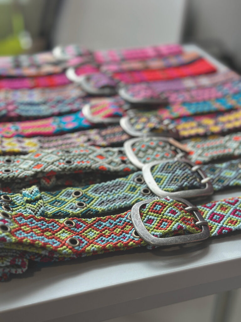 Das Label Smitten zeigte handgefertigte Gürtel aus Peru mit traditionellen, ethnischen Mustern. (Foto: Redaktion)