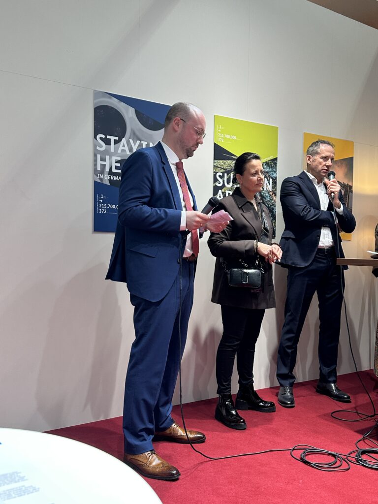 HDS/L-Pressekonferenz am 23. Februar in Mailand: (v.l.n.r.): Torben Schütz, Hauptgeschäftsführer des HDS/L, Sylvia Klemens, Geschäftsführerin Josef Seibel, und Maurizio Borghini, Geschäftsführer der Micam. (Foto: Redaktion)