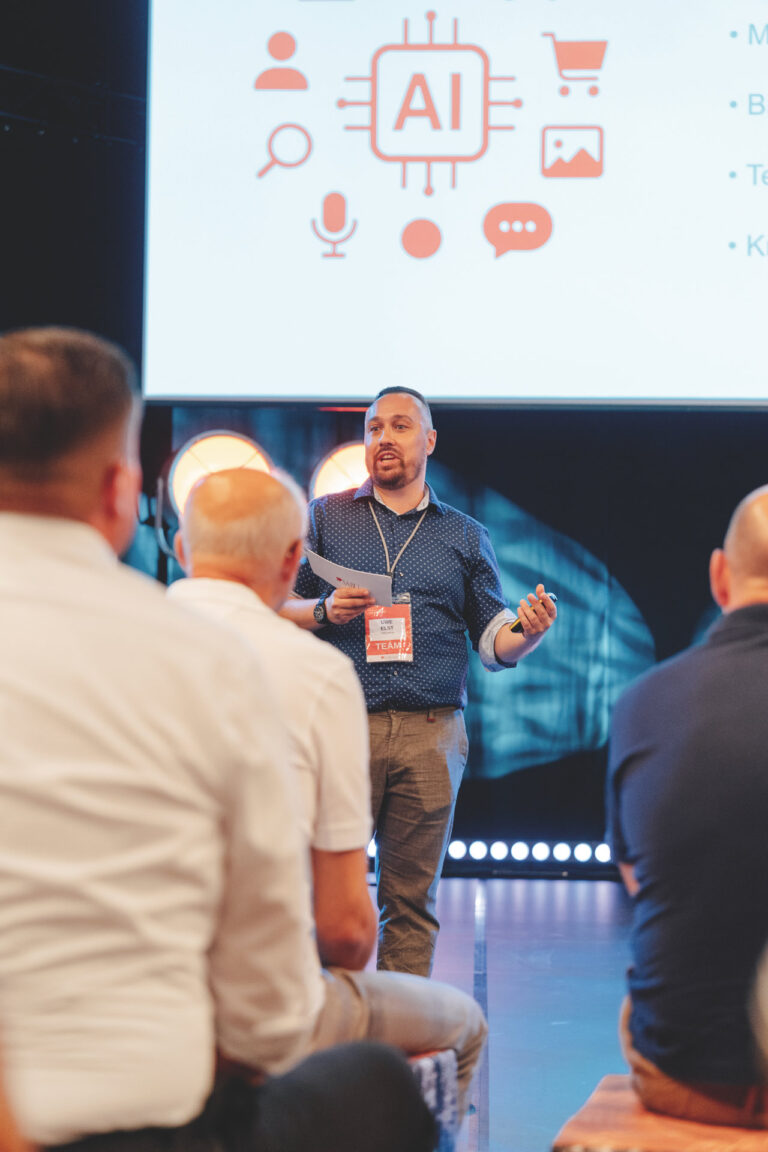 Seit einigen Saisons haben sich Workshops und Rundgänge – hier zum Thema KI – auf der Messe etabliert. (Foto: SABU)