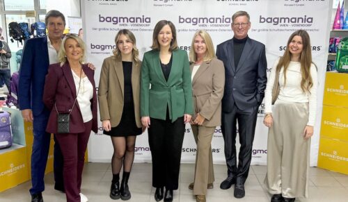 Stephan, Rosi und Vivian von Dall'Armi, die österreichische Familienministerin Claudia Bauer sowie Monika, Markus und Zofia Stratmann bei der Storeeröffnung. (Foto: Ranzenfee & Koffertroll)