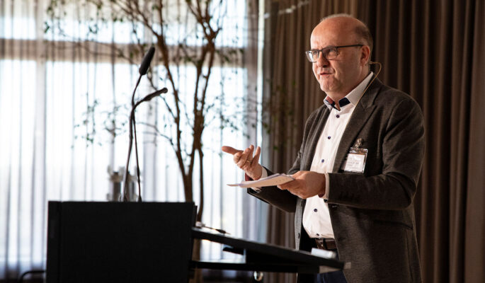 Moderator Prof. Dr. Andreas Kaapke beim Bequemschuhsymposium 2024. (Foto: Bequemschuhsymposium) 