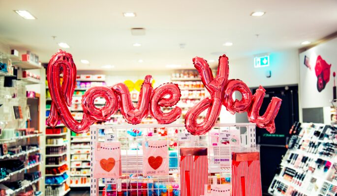 Vom Valentinstag profitieren viele Handelsbranchen – vom Geschenkartikel über Süßwaren bis hin zum Blumengeschäft. (Foto: Lex Guerra/Unsplash)