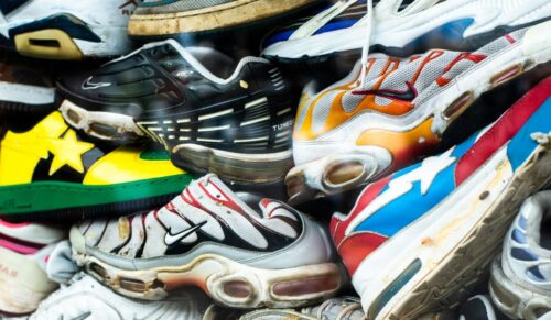 Die EU will der Vernichtung von neuen Textilien und Schuhen einen Riegel vorschieben und die Kreislaufwirtschaft fördern. (Foto: Unsplash/Nikolas Gannon)