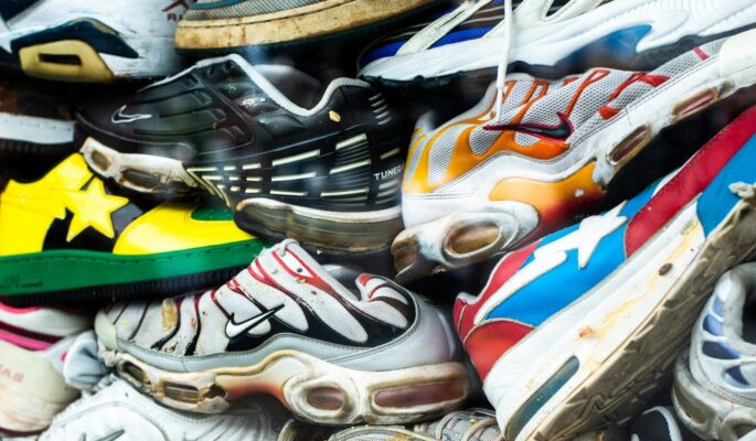 Die EU will der Vernichtung von neuen Textilien und Schuhen einen Riegel vorschieben und die Kreislaufwirtschaft fördern. (Foto: Unsplash/Nikolas Gannon)