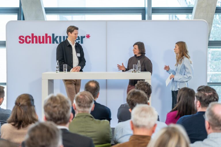 Kongress schuhbusiness*2026: Schuhhändler Bruno Zumnorde im Gespräch mit den schuhkurier-Redakteurinnen Valentina Görke und Petra Steinke (Foto: Kim Fotografie)