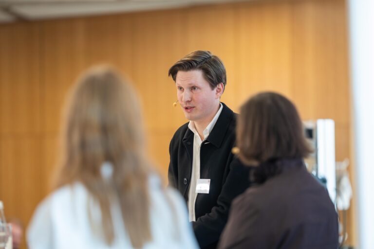 Kongress schuhbusiness*2026: Schuhhändler Bruno Zumnorde im Gespräch mit den schuhkurier-Redakteurinnen Valentina Görke und Petra Steinke (Foto: Kim Fotografie)