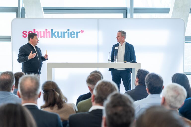 Kongress schuhbusiness*2026: Kai Brune, Geschäftsführer Henschel, im Dialog mit Holger Knapp, Geschäftsführer der Sternefeld Medien (Foto: Kim Fotografie)