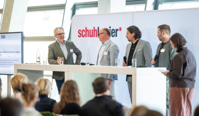 Kongress schuhbusiness*2026: Talkrunde zum Thema Wareneinsteuerung (v.l.n.r.: Stephan Krug, Andreas Kolb, Markus Dietrich, Patrick Abend, Petra Steinke) Foto: Kim Fotografie