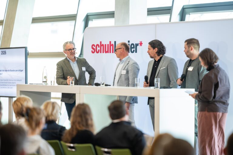 Kongress schuhbusiness*2026: Talkrunde zum Thema Wareneinsteuerung (v.l.n.r.: Stephan Krug, Andreas Kolb, Markus Dietrich, Patrick Abend, Petra Steinke) Foto: Kim Fotografie