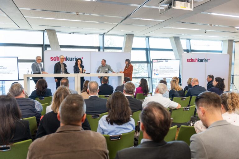 Kongress schuhbusiness*2026: Talkrunde zum Thema Datenaustausch (v.l.n.r.: Ulrich Volk, Ulrich Focke, Martina Novotny, Dr. Björn Brandt, Christopher Mastalerz), Foto: Kim Fotografie