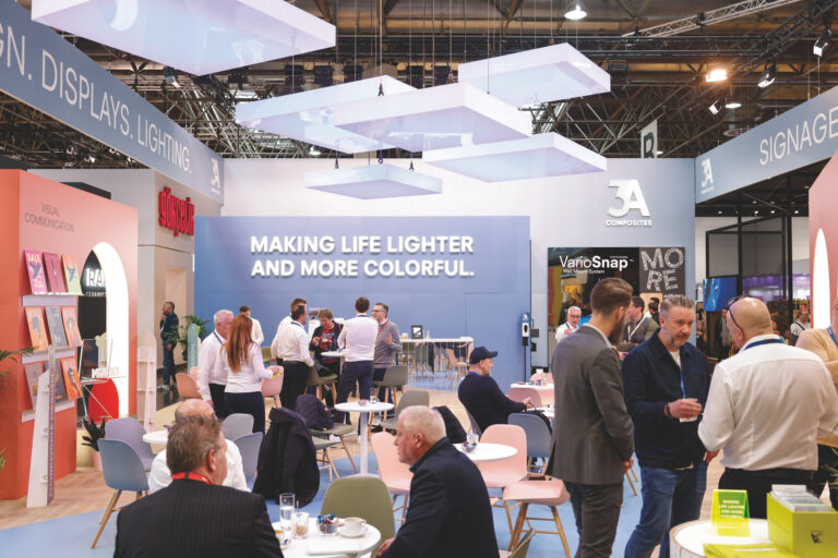 Werbung in eigener Sache: 3A Composites dekorierte seinen Messestand fast ausschließlich mit Möbeln aus eigenen Materialien. (Foto: Messe Düsseldorf/Tillmann)