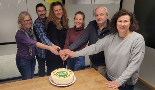 Die Vaude-Geschäftsleitung (re.) bei der symbolischen Übergabe des Green Shape Standards an den Vorstand des Green Shape Vereins – vertreten durch Anna Rodewald, Matthias Kimmerle und Hilke Patzwall. (Foto: Vaude)