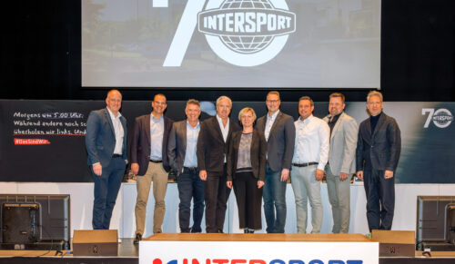 (v.L.n.R.) Christoph Borgmann, Holger Wildgrube, Stefan Rübsam, Harald L. Schedl, Franziska Schölzel, Oliver Krumholz, Thomas Plum, Marinus Kösters, Thomas Ganter (Foto: Intersport)
