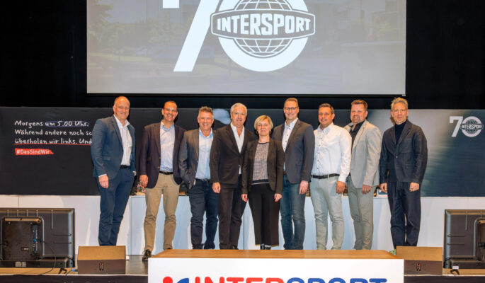 (v.L.n.R.) Christoph Borgmann, Holger Wildgrube, Stefan Rübsam, Harald L. Schedl, Franziska Schölzel, Oliver Krumholz, Thomas Plum, Marinus Kösters, Thomas Ganter (Foto: Intersport)