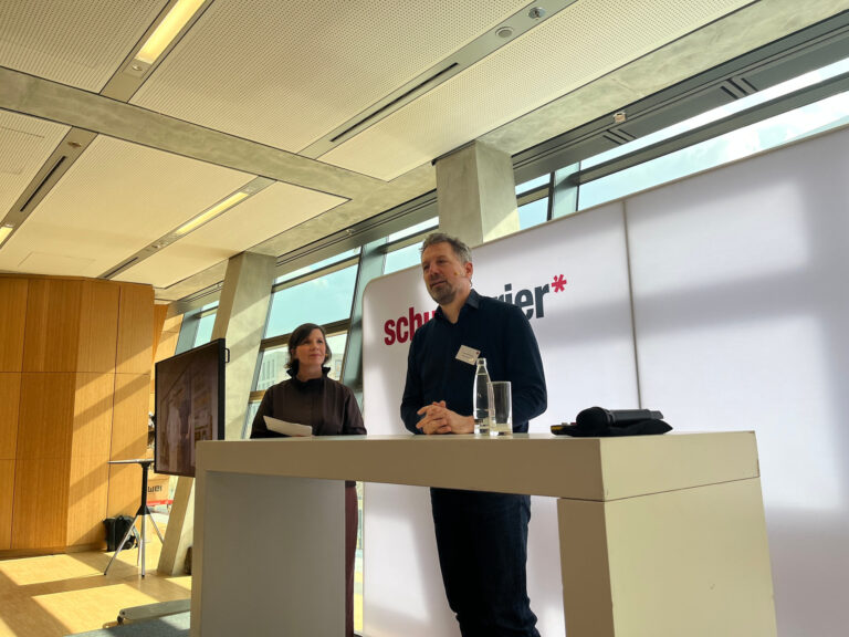 schuhkurier-Redakteurin Petra Steinke und Run’them-Gründer Frank Beckmann (Foto: Redaktion)