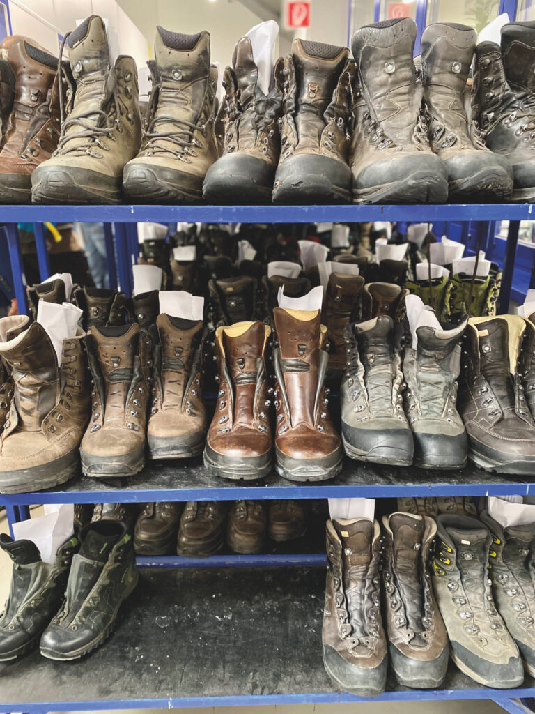 Die Reparierbarkeit von Schuhen gehört zu den wichtigen Anforderungen der  Schuhbranche im Bereich Nachhaltigkeit. (Foto: Regina Henkel)