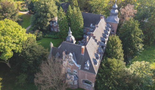 Das Schloss Elbroich in Düsseldorf ist ein Standort der The Platform Group. Schuhe24 ist eines ihrer Tochterunternehmen. (Foto: Adobe Stock) 