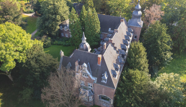 Das Schloss Elbroich in Düsseldorf ist ein Standort der The Platform Group. Schuhe24 ist eines ihrer Tochterunternehmen. (Foto: Adobe Stock) 