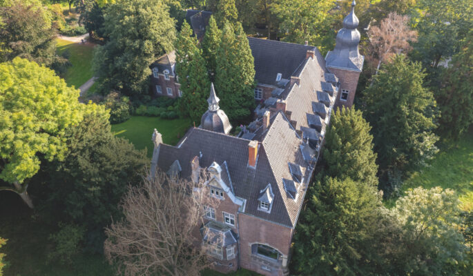Das Schloss Elbroich in Düsseldorf ist ein Standort der The Platform Group. Schuhe24 ist eines ihrer Tochterunternehmen. (Foto: Adobe Stock) 
