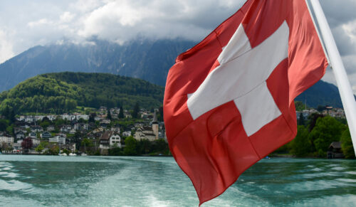 Die Nutzung des Schweizerkreuzes auf Produkten steht in der Schweiz unter besonderem Schutz. (Foto: Unsplash/Thiago de Andrade)
