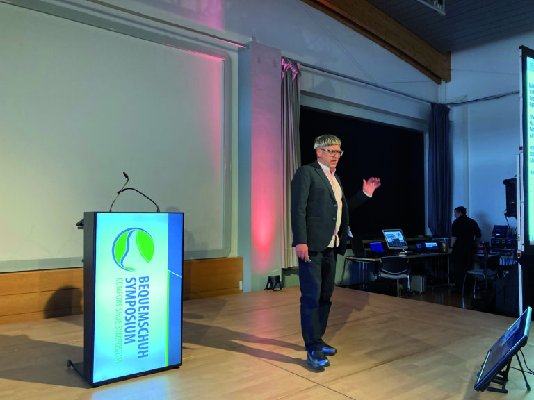 Martin Wuttke (Next Guru Now) nahm die
BSS-Teilnehmenden auf einen kunterbunten
Ritt durch die Welt der Trends mit. Sein
Credo: Mit überraschenden Elementen
überzeugt man die Kunden. (Foto: Redaktion)